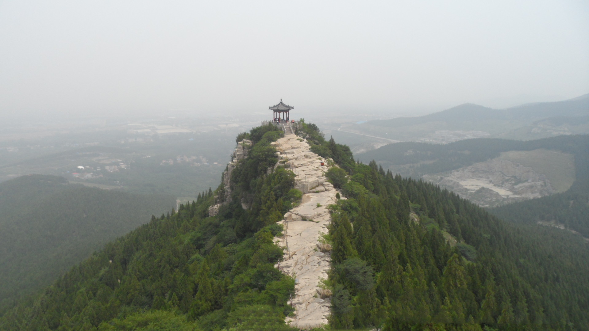 云门山位于青州南部两公里处,海拔421米,虽然不高,但陡崖峭立,山势