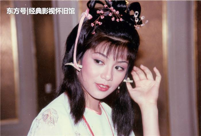翁美玲当年演黄蓉的造型:大眼妹长相有优势,睫毛都不用贴假的标题图片