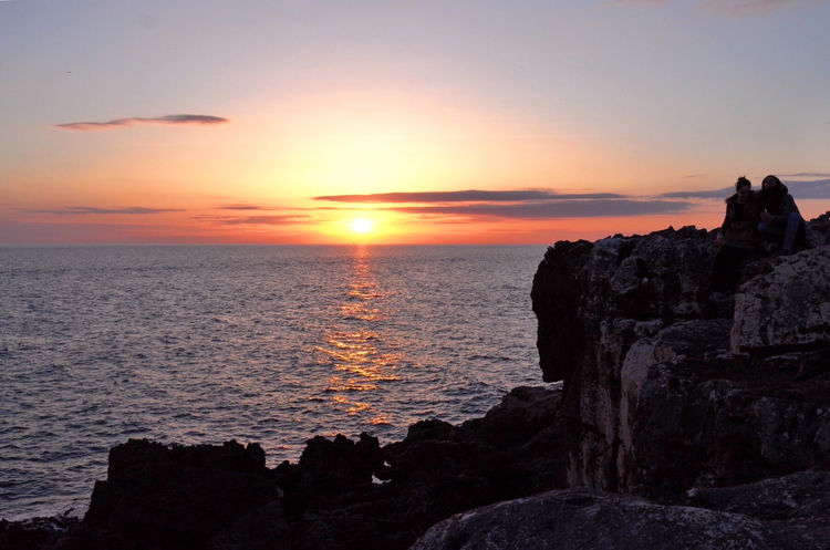 最美不过夕阳红,夕阳的光辉映红了海水,夕阳的光彩照耀着每一道风景.