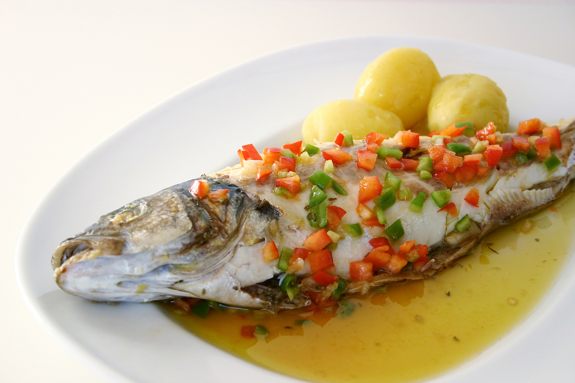 芙蓉鲫鱼是一道源自湖南的传统名菜,以其鲜嫩入味,色香味俱佳而闻名于