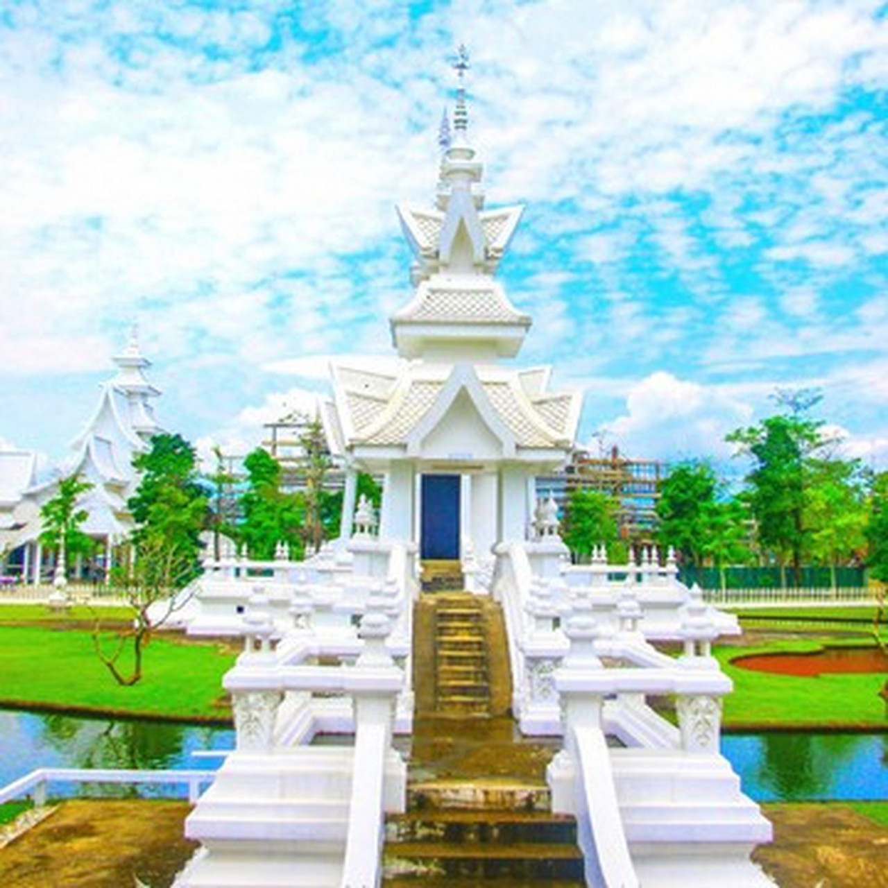 白庙的结构非常完整,面对那面是地狱,无数的恶鬼伸出来手,指甲的颜色