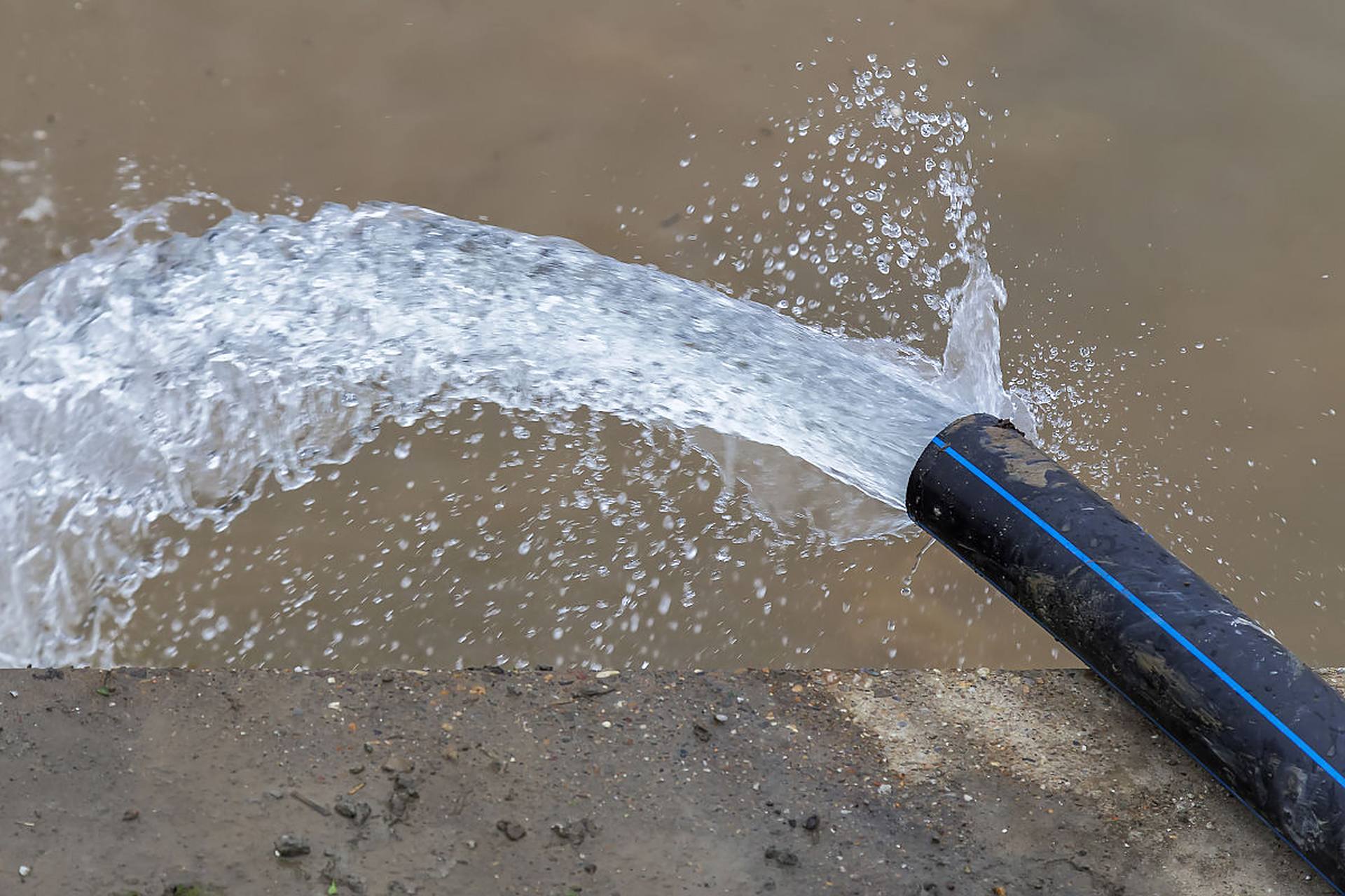 景区回应瀑布源头是水管放水 网友吐槽瀑布源头是水管放水,景区回应