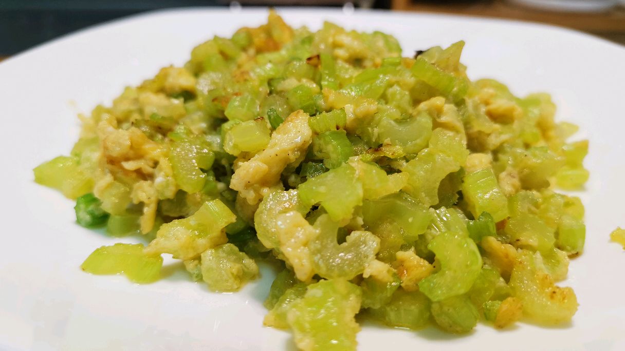 家常芹菜炒鸡蛋,不仅补充丰富的维生素蛋白质而且简单易做又营养