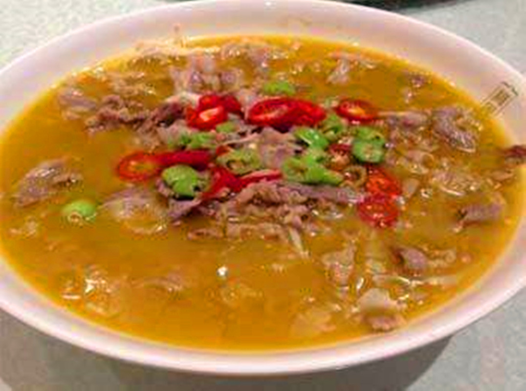酸辣牛肉汤,吃起来又酸又辣,而且汤汁鲜美,非常好吃