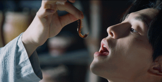 5张罕见《香蜜》幕后照,杨紫闻"臭脚",邓伦压着杨紫要干嘛?