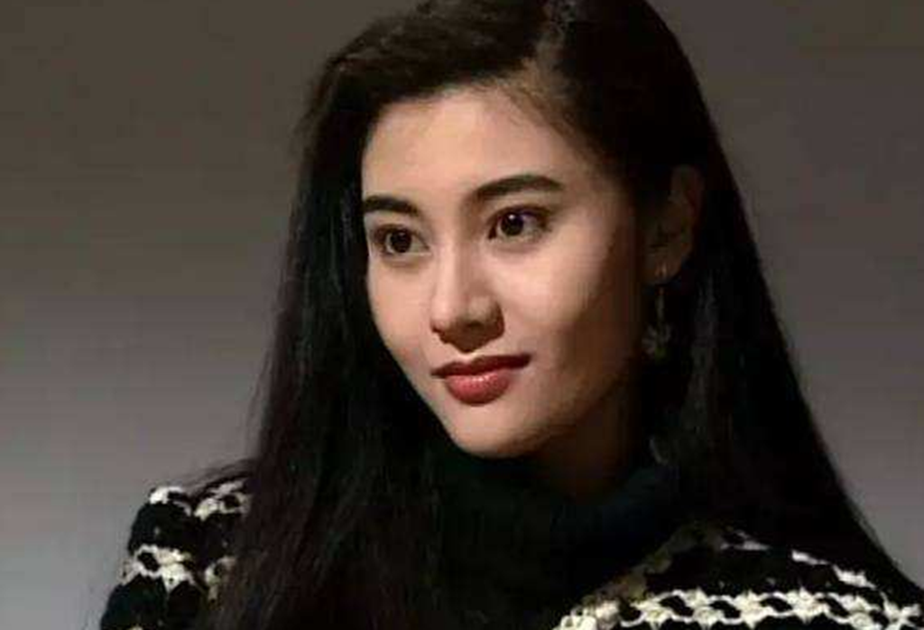 李嘉欣发文庆祝结婚10周年,身上的珠宝格外抢镜,不愧