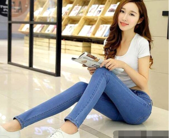 十分优雅的牛仔裤美女,一双大长腿特别显眼,百看不腻!