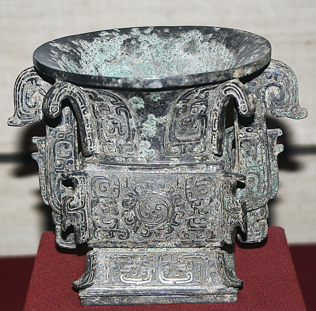 饕餮纹是古代中国青铜器上常见的装饰纹样,由大眼睛,鼻子,嘴巴等特征