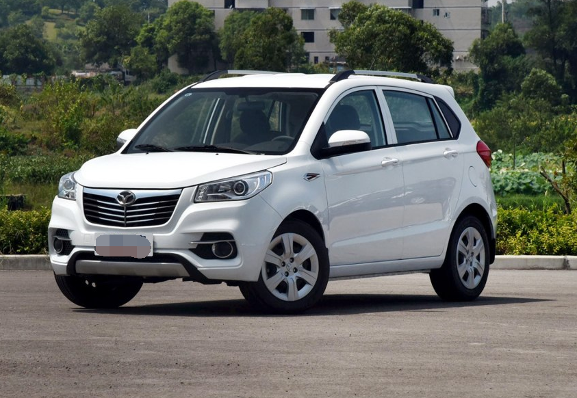 英致g3有着霸气的外观,内饰也很豪华,方向盘很轻很精准