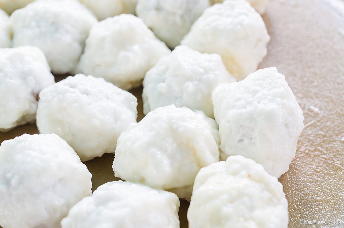 大家好,欢迎来到农村美食课堂,今天带你了解正宗手工鱼丸的做法,品尝