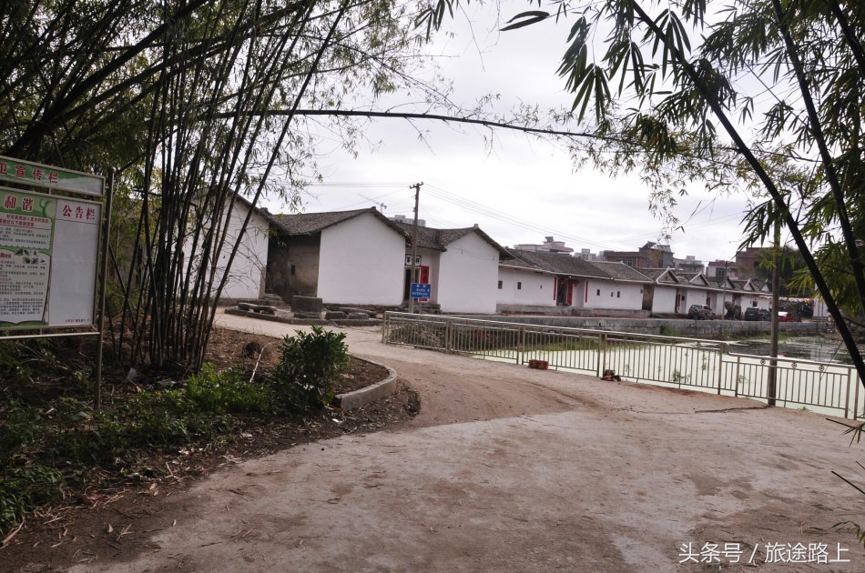 璼公祠,位于广东省梅州市五华县水寨镇坝美村,为梅州市乃至广东迄今