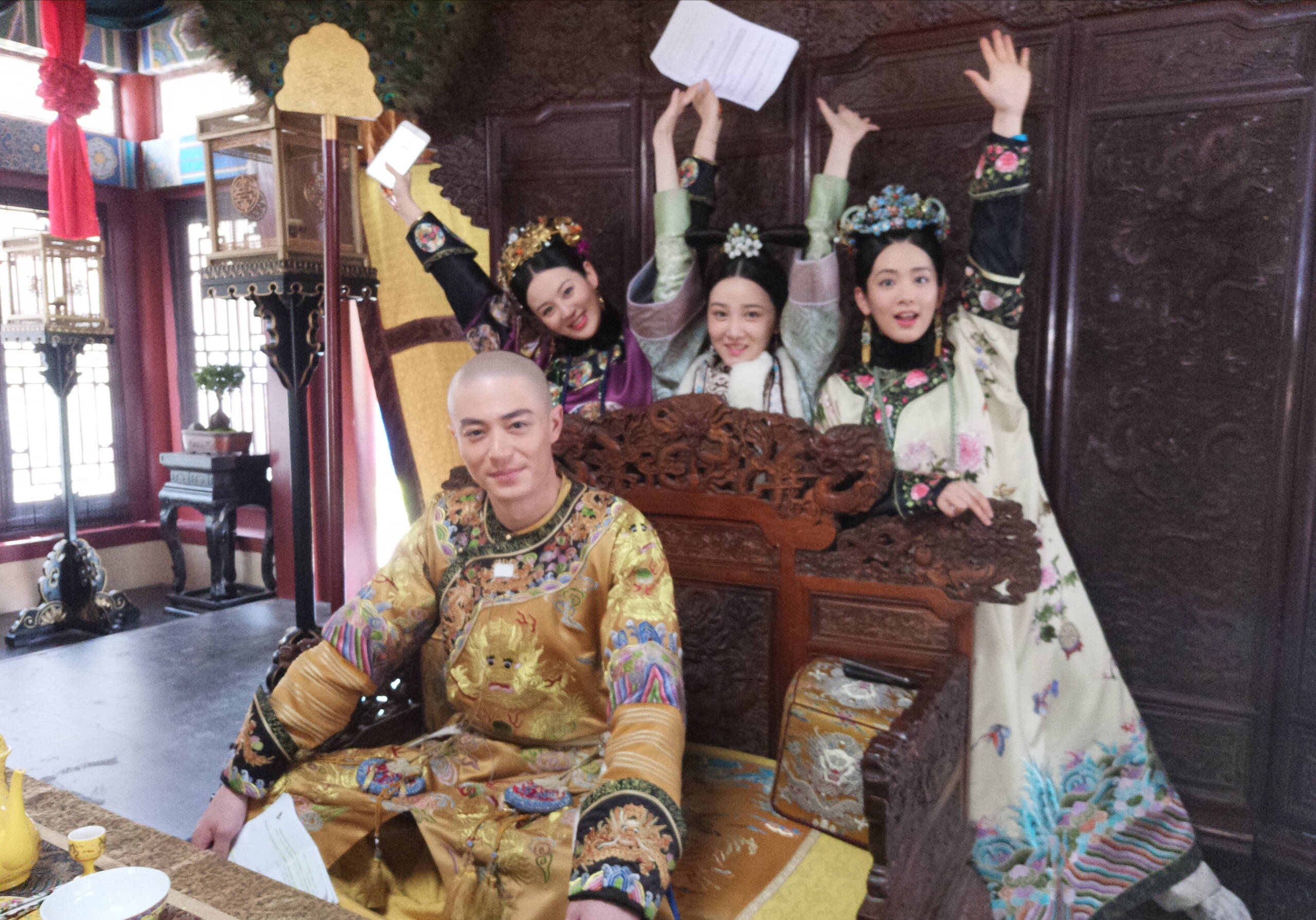 如懿传晒拍摄花絮,后宫一片祥和,皇上满脸笑容,阿箬也很可爱哦