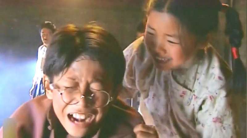 小兵张嘎：佟乐被日本鬼子暴打，英子让他喊打倒日本鬼子就不疼了,影视,中国近代战争,好看视频
