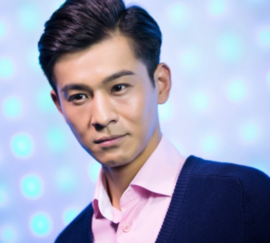 年因成功塑造电视剧《雪花女神龙》中清傲诡谲的欧阳明日而崭露头角