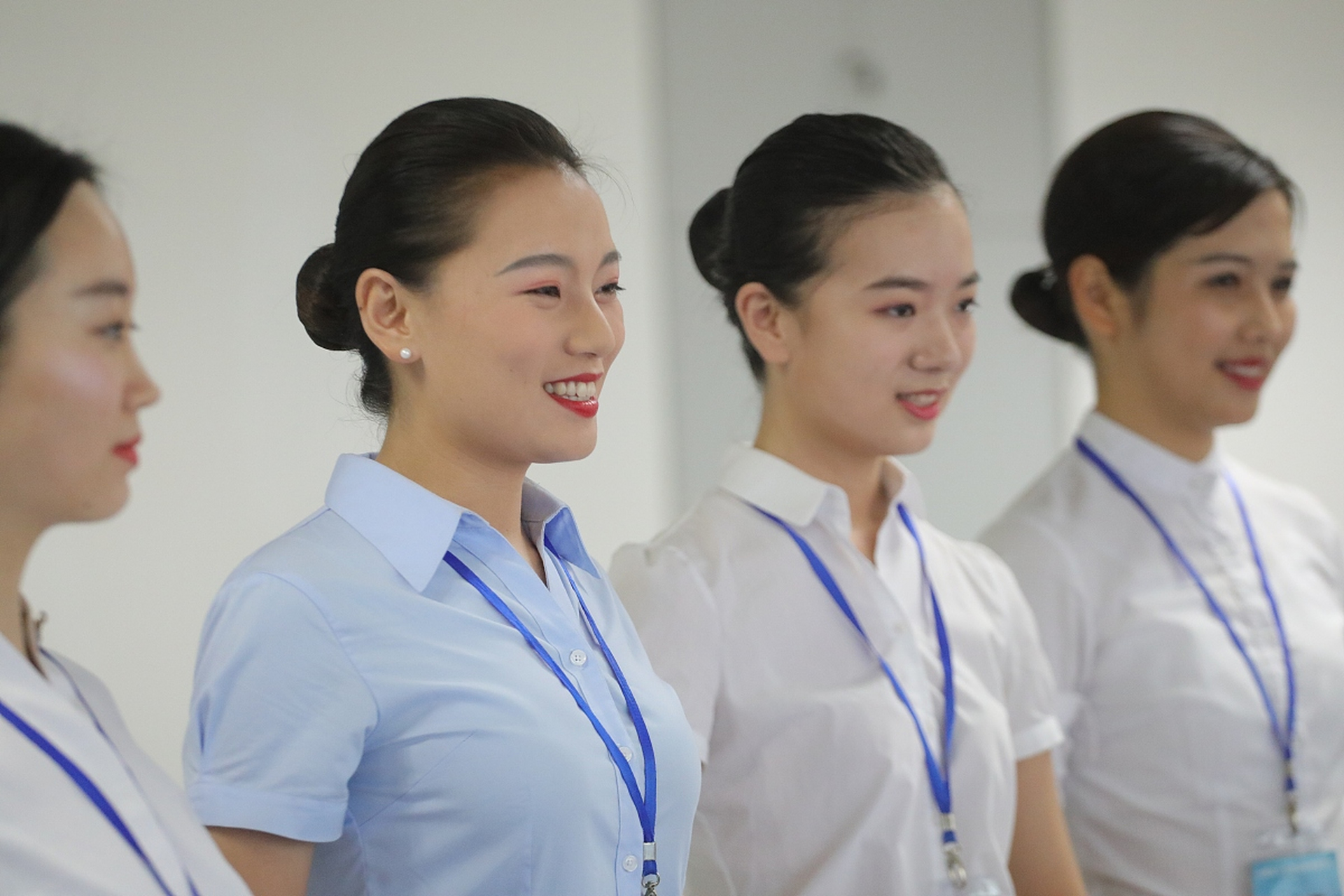 职业技术学校学习空乘专业毕业后可以从事以下工作:空中乘务员,航空