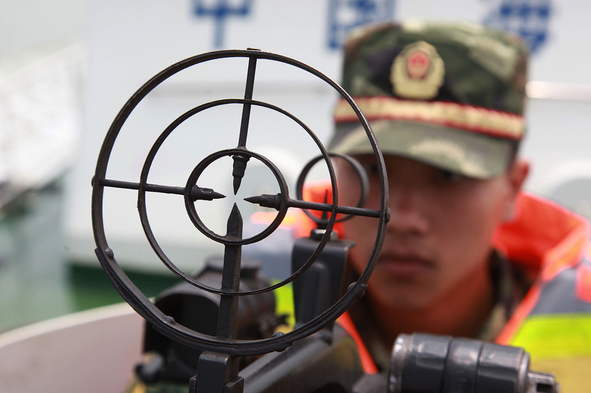 舰艇编队:中国海警2502舰艇编队由多艘中国海警船组成,这些船只通常