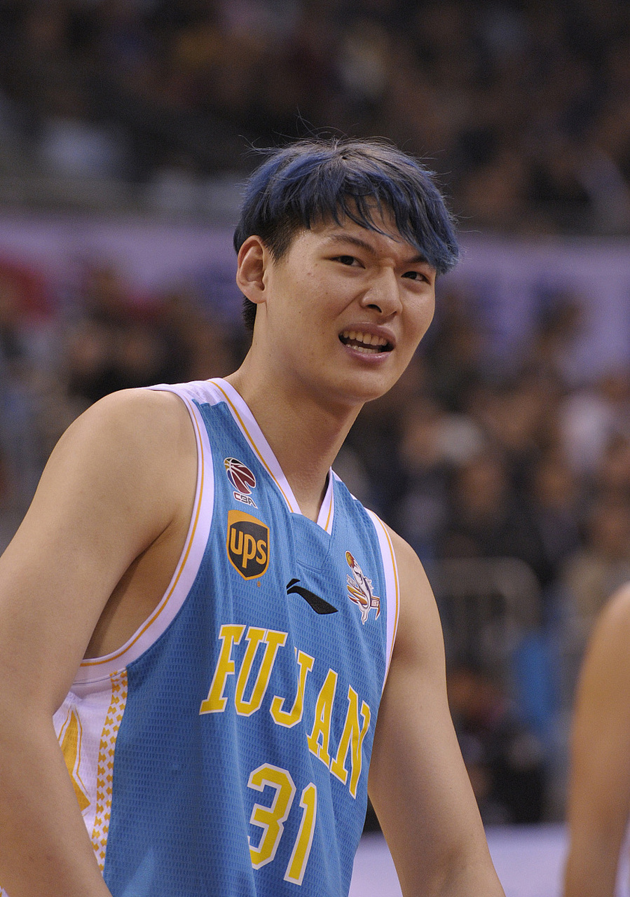 看过两人比赛,最直观的感觉,陶汉林打球彪悍,对抗硬抗;反观王哲林,有