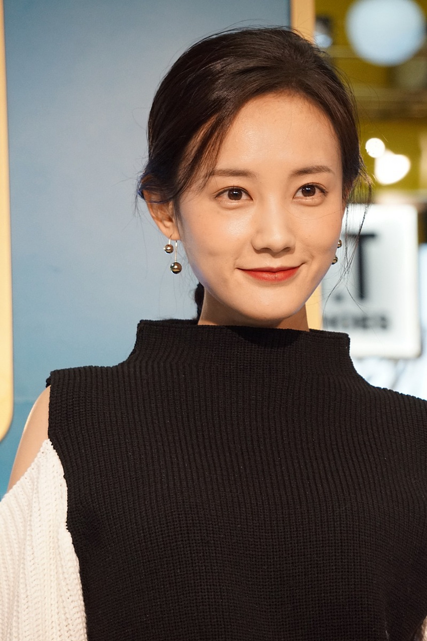 说实话,《狐妖小红狼王权篇》最差强人意的人选就是李一桐饰演女主角