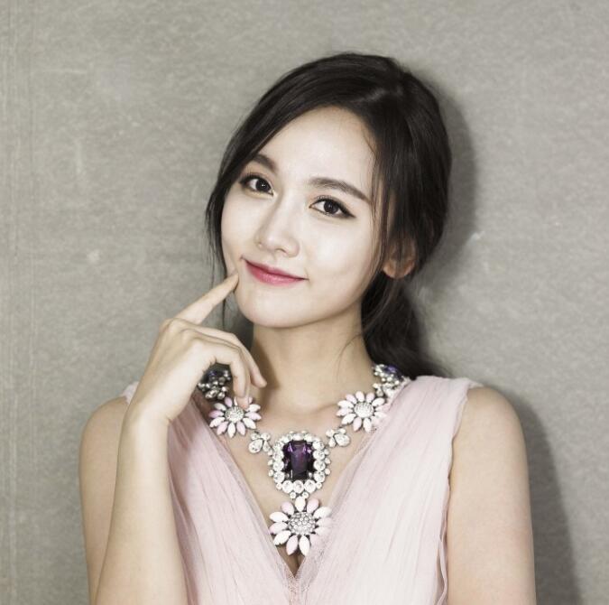 有一次孙骁骁上某个综艺,主持人让孙骁骁发信息给男闺蜜看谁先回,骁骁