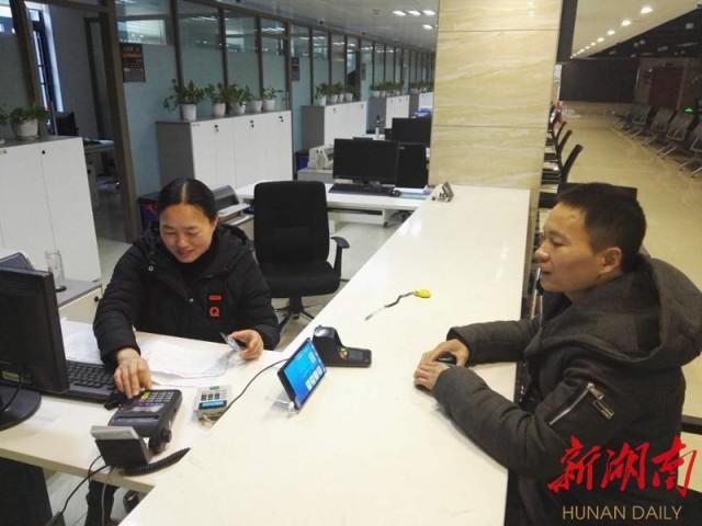 浏阳市民之家:大雪纷飞值班日 高效为市民办理业务