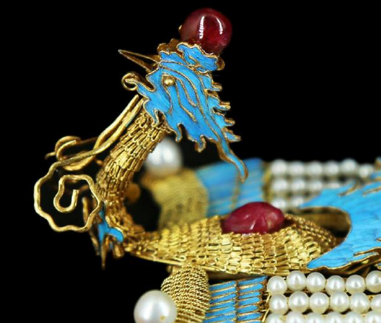 清朝宫廷使用的凤簪是使用很多珍珠宝贝制造成的,不仅用了珠宝还用了