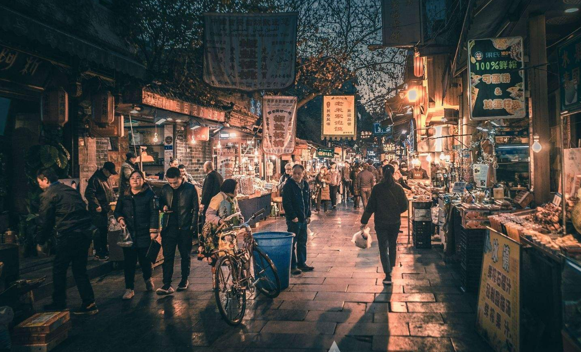 中国最没人情味的都市,街边看不到小摊小贩,很多年轻人忍受不了