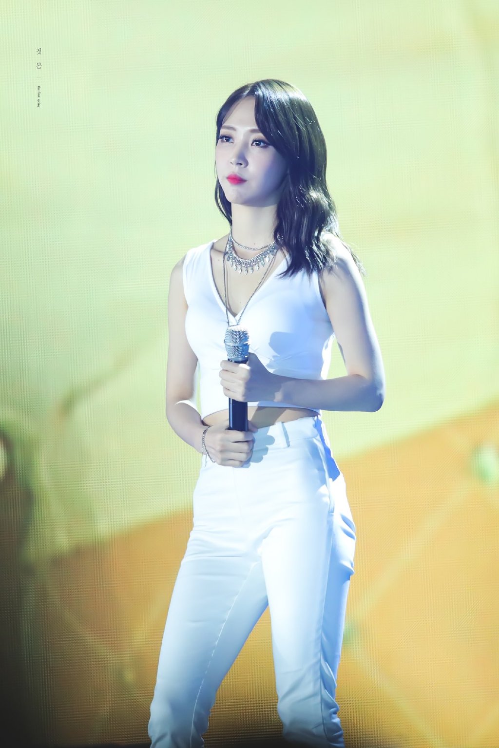 因为太胖被淘汰,减肥14公斤的文星伊,短上衣搭牛仔裤秀小蛮腰!