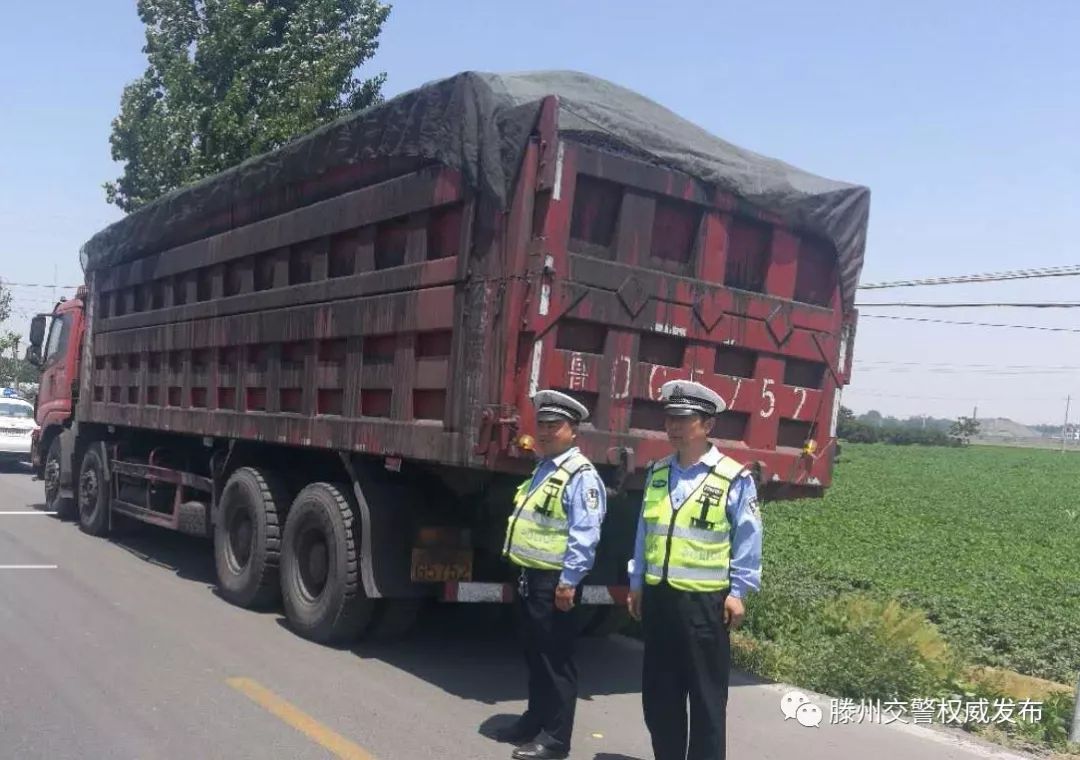 滕州4輛大貨車因超載被查處,司機竟這樣做