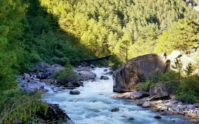 易贡错湖区周边气候温和湿润,土地肥沃,是西藏主要农业区