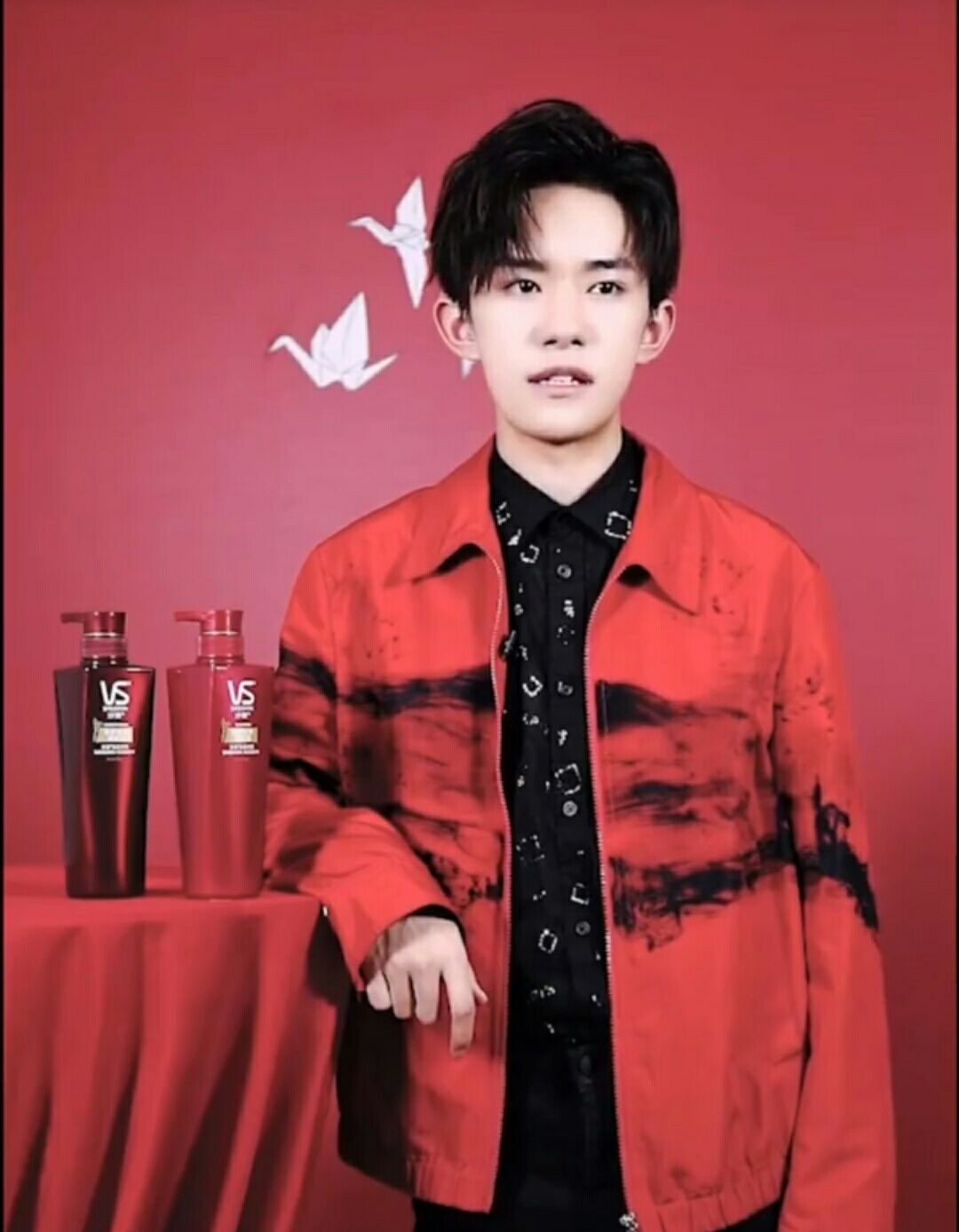 易烊千玺洗发剂问答视频一则 最想挑战的发型是圆寸