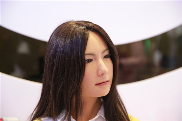 日本女机器人,造型逼真,与真人无二,却只有富人可以用得起