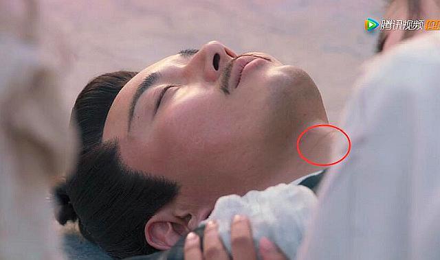 《倚天屠龙记》穿帮:张翠山自杀,李东学脖子上的伤口时有时无!