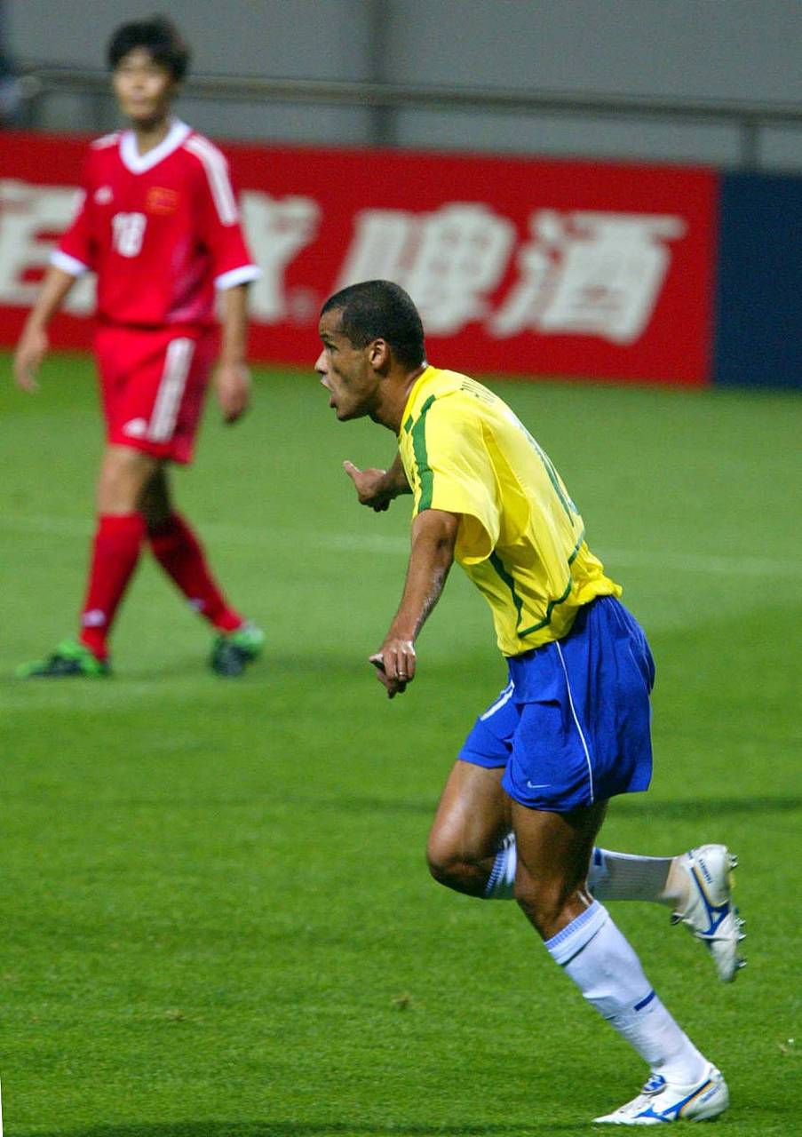 里瓦尔多先后效力圣克鲁斯,帕尔梅拉斯,拉科鲁尼亚,巴塞罗那,ac米兰