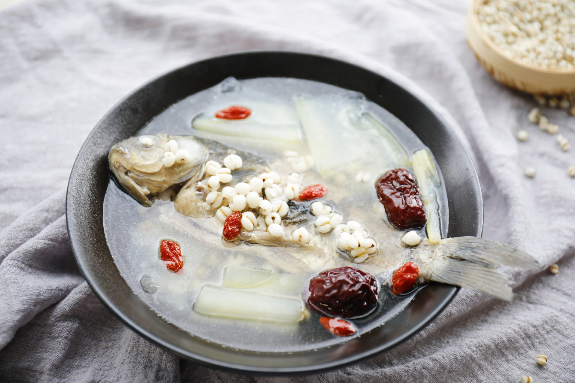 【薏仁冬瓜鲫鱼汤】 薏米,含有维生素e,薏苡素,硒微量元素等营养成分.