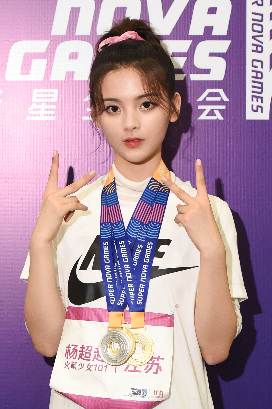 组图:杨超越胸挂金牌笑容灿烂 露婴儿肥举搞怪手势可爱率真