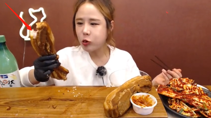 大胃王挑战40斤"五花肉",咬完一口肉不对劲,网友:害人害己!