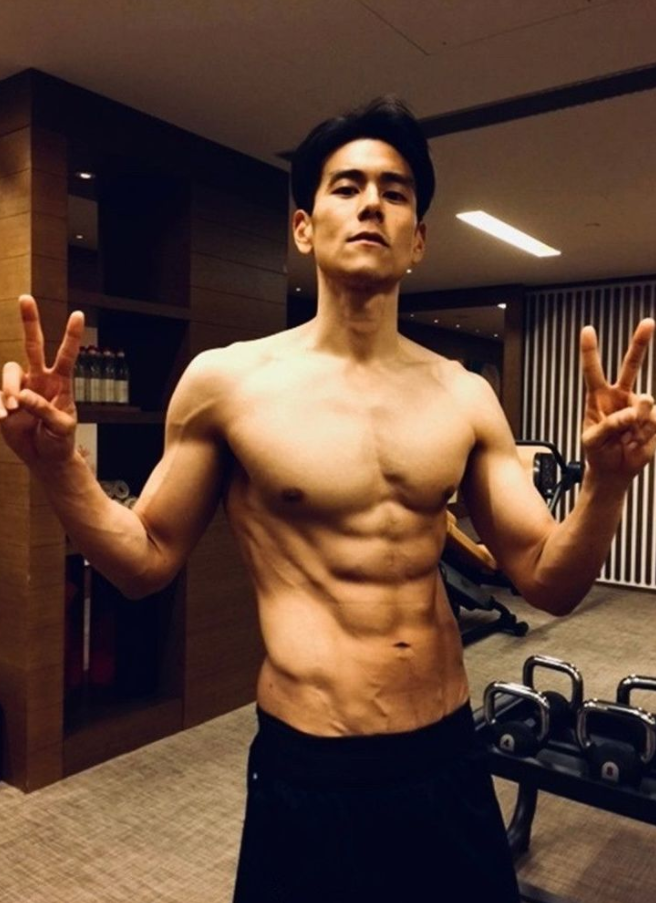 男明星腹肌:鹿晗50分,蒋劲夫80分,最后一位100分都嫌少!
