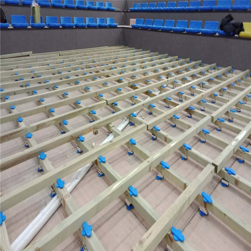 所以在地面基建时,一定要预留出空间双龙骨为了增加运动地板厚度和