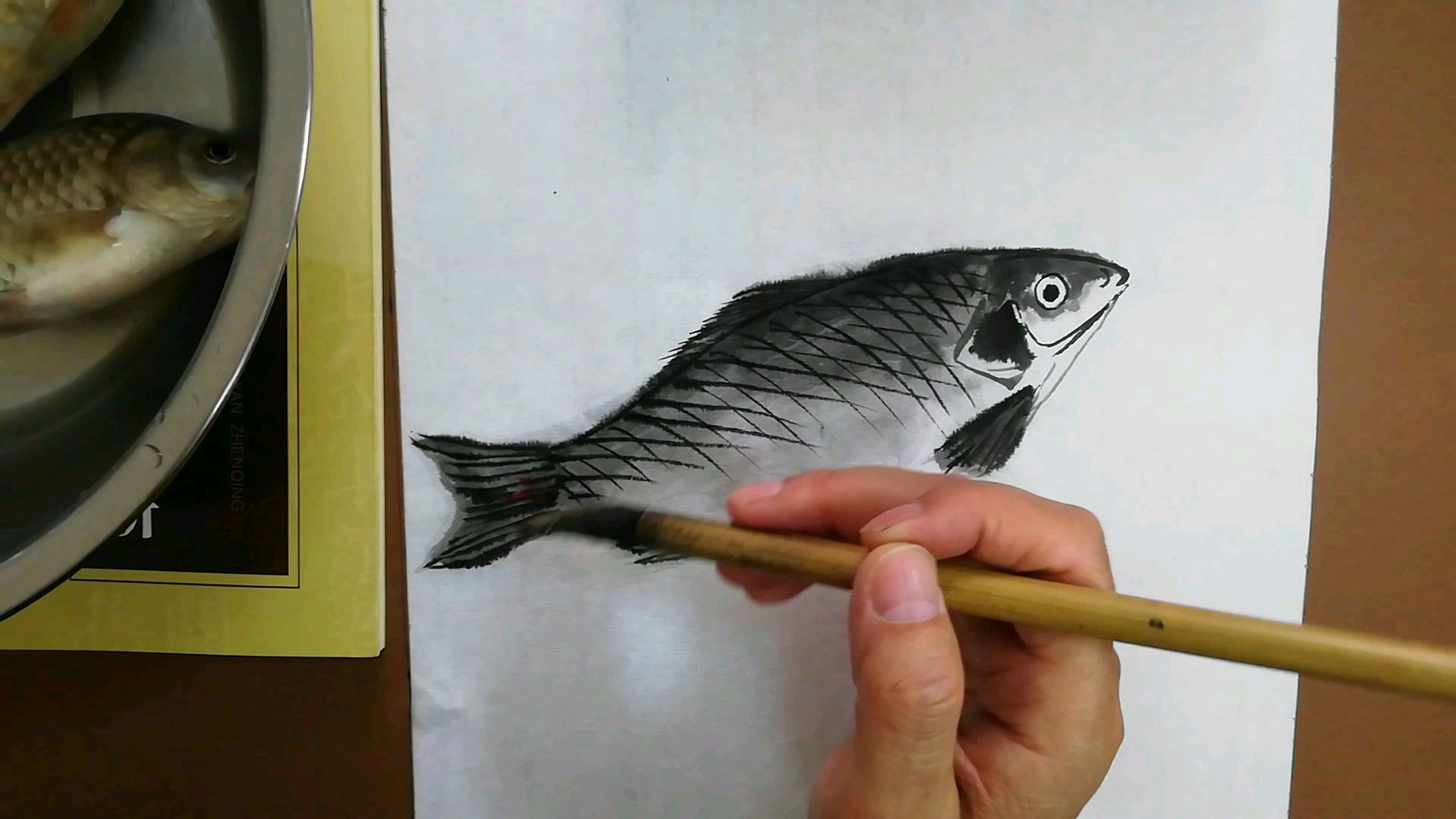 国画:刚买回来的草鱼,趁还活着赶紧把它画下来