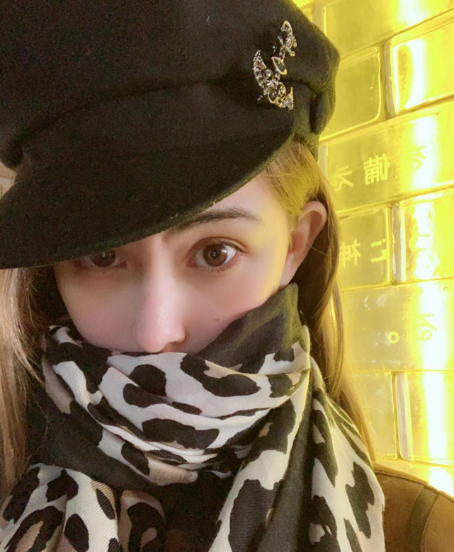 虽然她用围巾挡住了她的一半脸,却也挡不住她女神的气质,她的眼睛真的