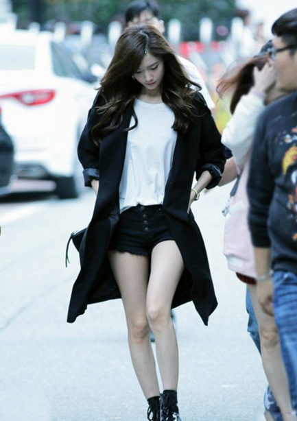 6cm就全露了.林允儿胆真大,穿超短裤往上0.