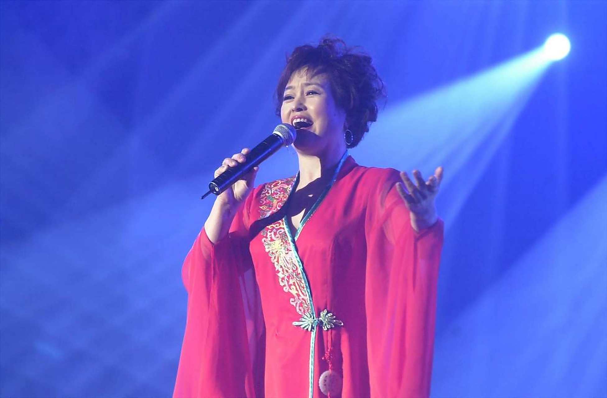 有一次,我国女歌手朱明瑛在埃及演出,正唱着,突然台下观众不断往舞台