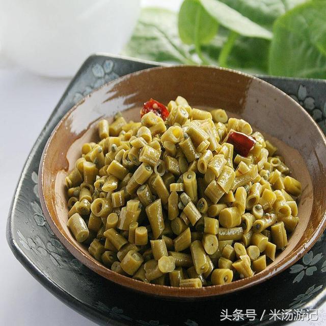 豆角熟了,隨時泡一罈子酸豆角,20天就能撈出來做菜