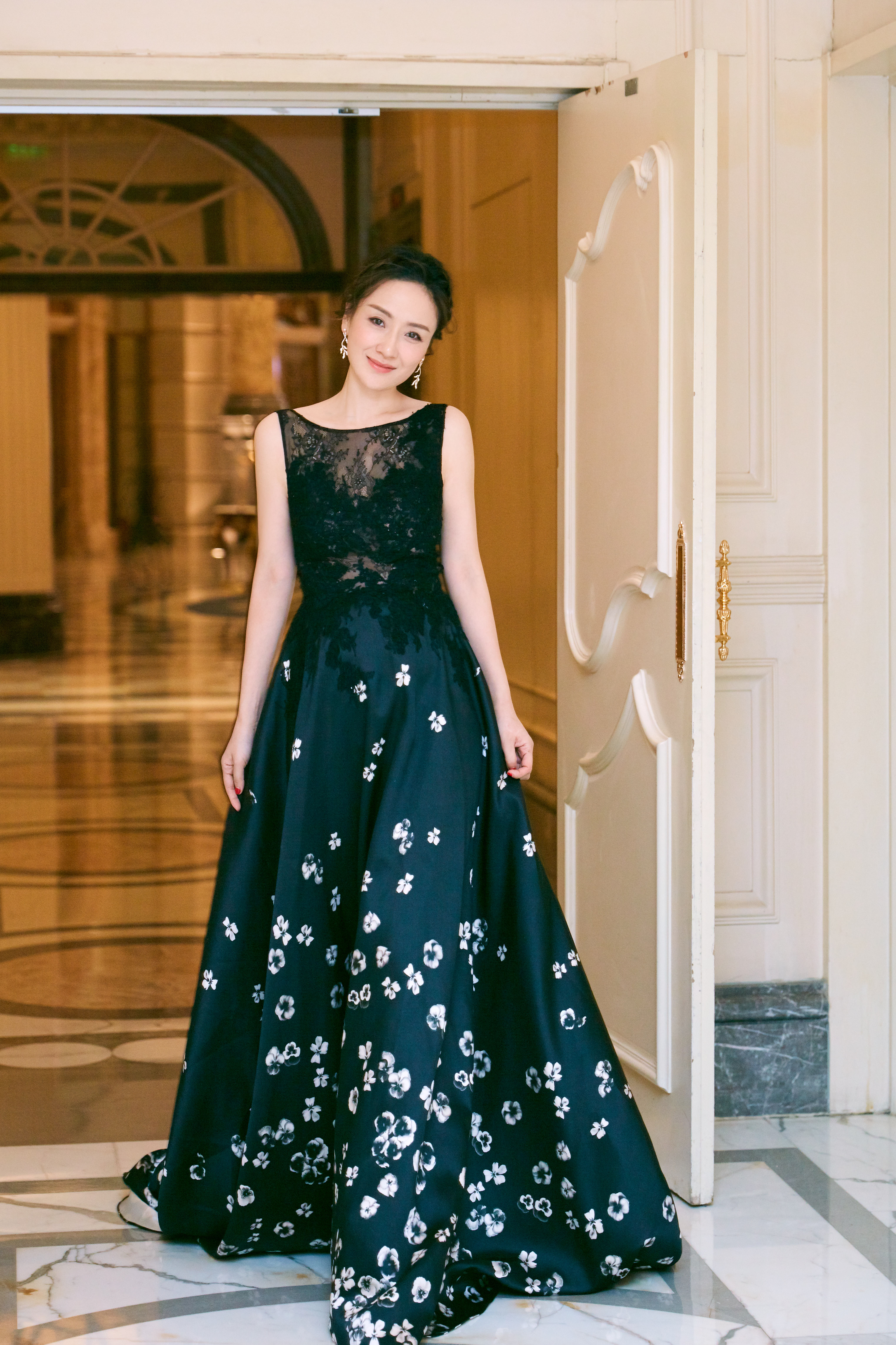 演员孙宁出席慈善晚宴,一席黑色长裙惊艳亮相红毯