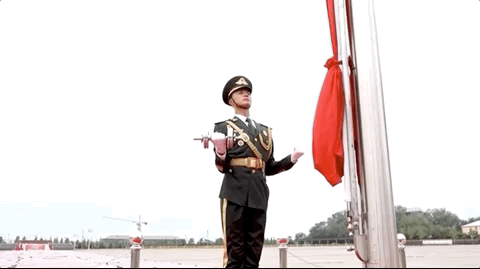 还记得"最帅弯腰"捡起国旗的兵哥哥吗?