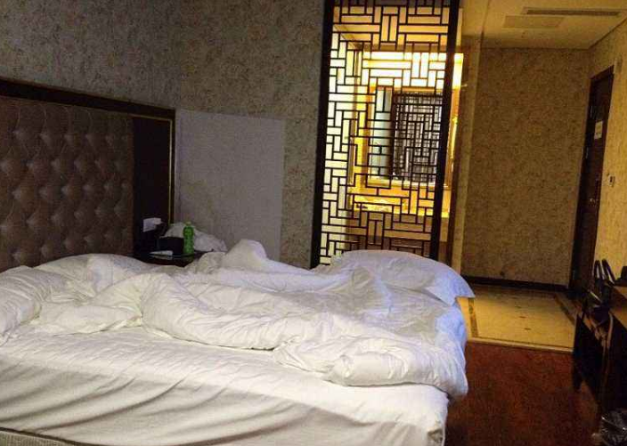 女孩住酒店睡觉时,为什么要开着厕所灯?现在知道还不算太晚