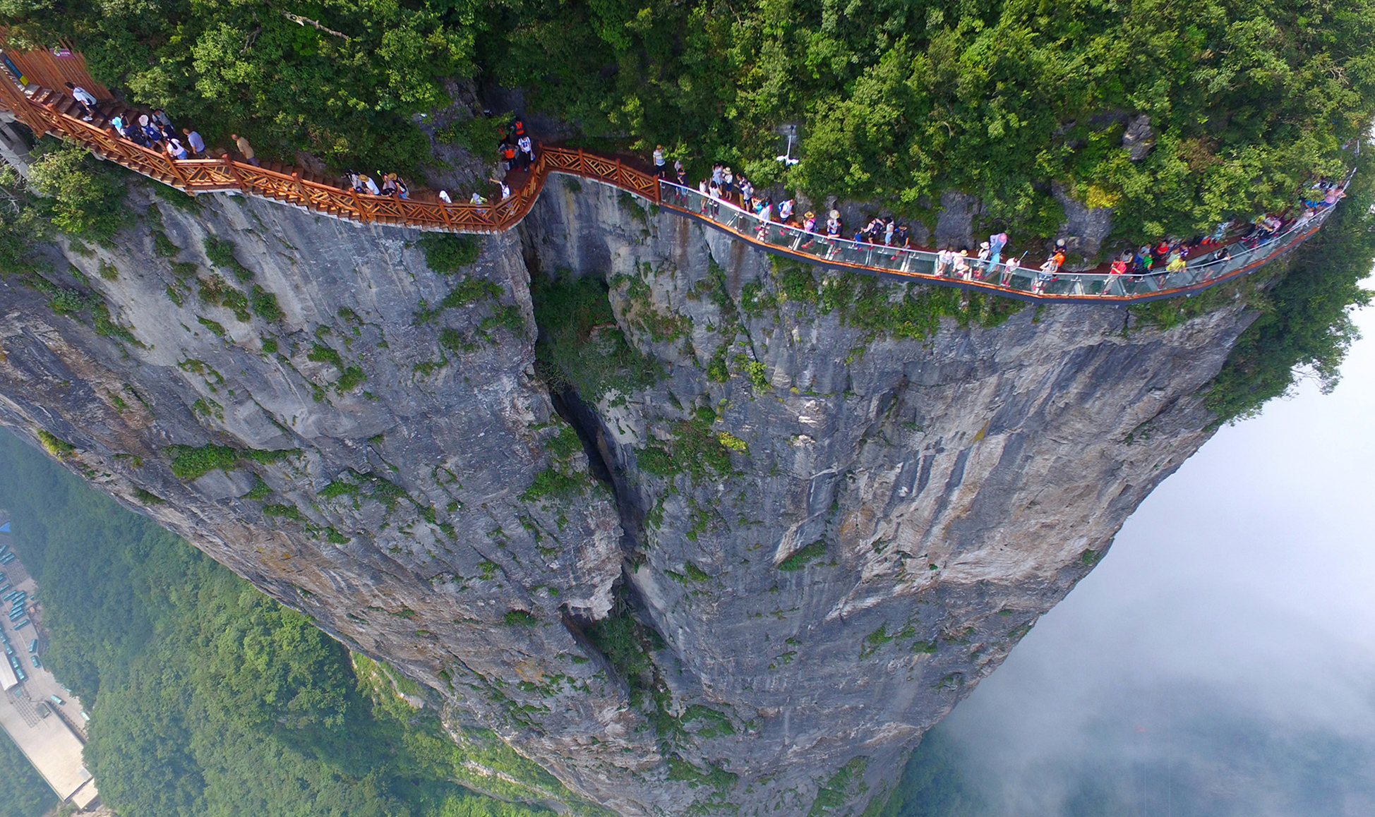 2014年,白石山玻璃栈道对外开放,玻璃栈道全长95米,宽2米,海拔高达