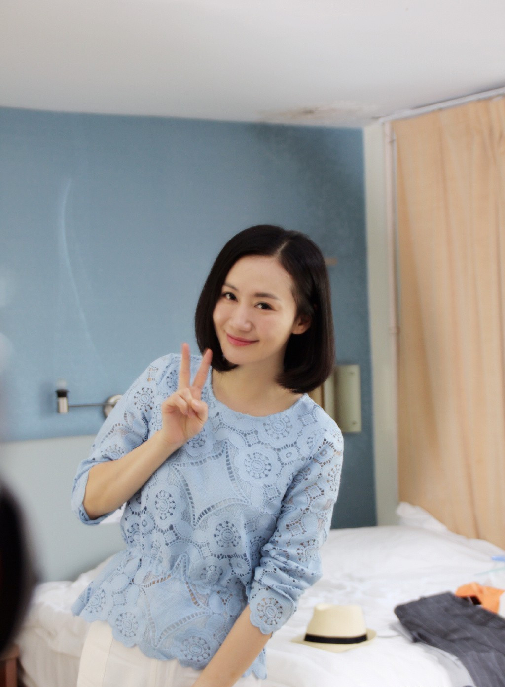 合作主演年代悬疑剧《心如铁》,在剧中饰演善良爱国的王家大小姐西曼