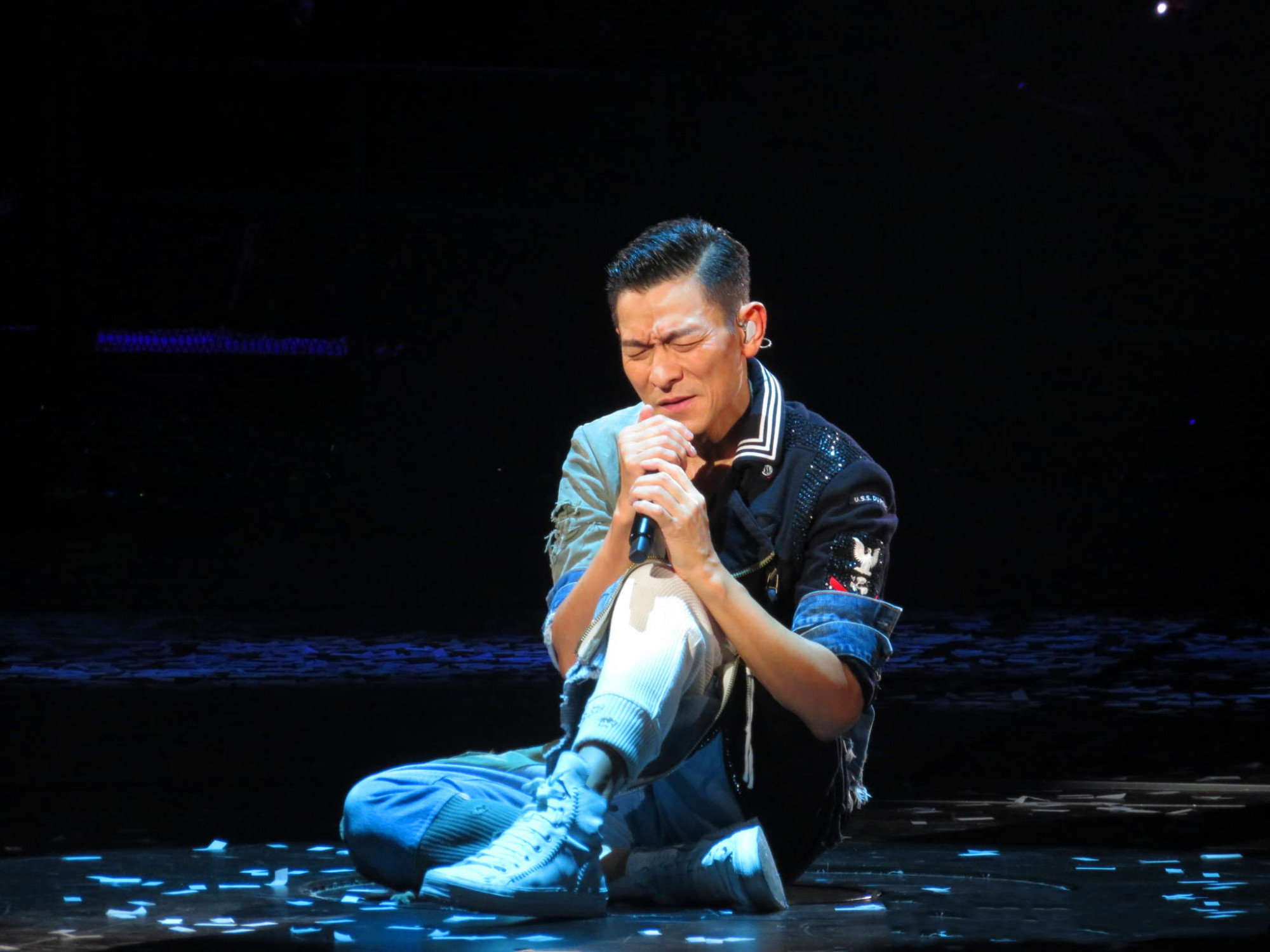 明星在片场也要亲自吃饭?刘德华排队吴京蹲着,张一山总让人意外