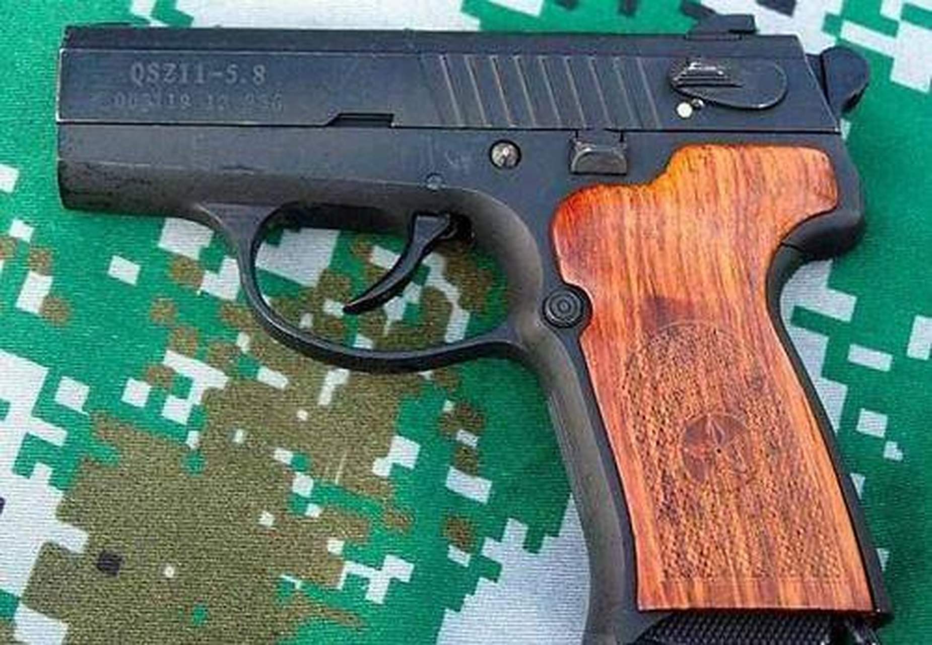 军武百科全书# qsz11式自动手枪采用半自由枪机式自动原理,枪管回转